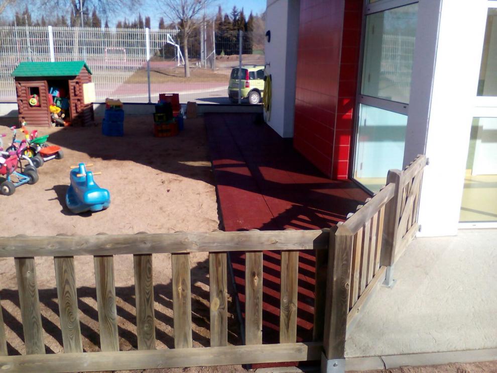 S'ha instal·lat terra de cautxú per accedir al pati de la Llar d'Infants Estel